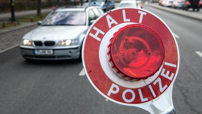 Symbolbild: Paul Zinken/dpa
Der Schnelltest der Polizei hat es gezeigt: Der Fahrer hatte Kokain konsumiert.