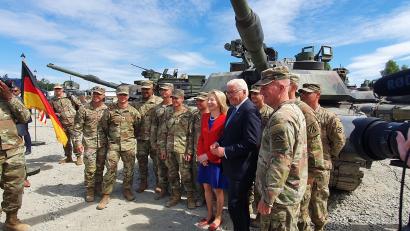 Bild: Würth, Wolfgang
Erinnerungsbild mit Präsident: Die US-Soldaten, mit denen sich Frank-Walter Steinmeier und die US-Botschafterin Amy Guttmann am Mittwoch trafen, dürften derzeit keinen Alkohol trinken. Schuld sind verschiedene Zwischenfälle, für die Kameraden aus der Einheit gesorgt haben.