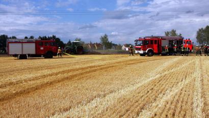 Bild: Werner Robl
Feuerwehrautos auf Feldern sind derzeit im Landkreis Tirschenreuth keine Seltenheit. Am Donnerstag mussten Aktive der Feuerwehren Wiesau und Fuchsmühl ein Feuer auf einem abgeernteten Getreidefeld löschen.