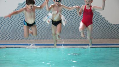 Bild: Manuela Hinkel/exb
Tännesberger Kinderhaus-Kinder haben Spaß im Wasser.
