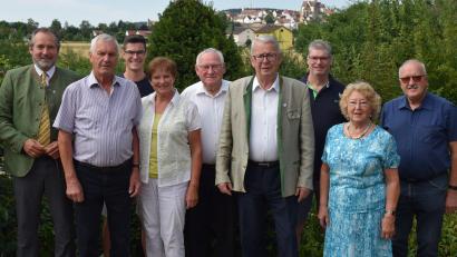 Bild: bnr
Viele Gratulanten überbrachten Siegfried Grasser (Zweiter von links) die besten Glückwünsche zu seinem 80. Geburtstag. Seitens der Stadt Nabburg gratulierten Bürgermeister Frank Zeitler (links) und Altbürgermeister Josef Fischer (Mitte).