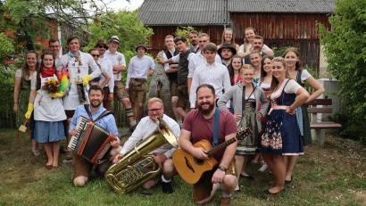 Bild: u
Mit Recht waren die Burgstaller stolz auf ihre feschen Kirwapaare, die beim Baumaustanzen eine gute Figur machten und dabei von den „Remerschnalzern “ musikalisch begleitet wurden. Links im Bild mit Blumenstrauß und Liesel das Oberkirwapaar Carina Hüttner und Michael Dotzler.