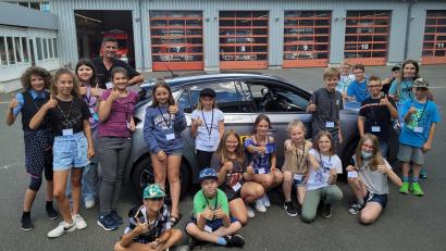 Bild: Manuela Borkowski/exb
Die Mädchen und Buben der Klasse 5d des Luisenburg-Gymnasiums Wunsiedel bei der Aktion „Hallo Auto“.
