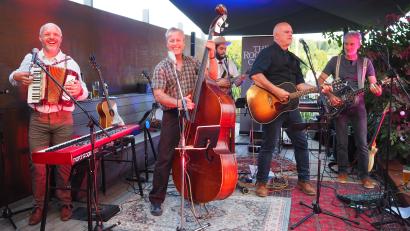 Bild: krb
The Rooster Crows auf der Bühne bei "Kunst im KAF". Musiker und Publikum haben ihre Freude an dem Konzert