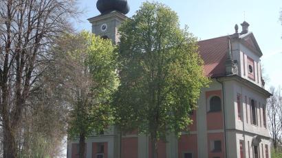 Bild: trj
Hocherhoben auf dem Botzerberg erwartet die Wallfahrtskirche (erbaut 1678-1680) das neue Pilgerjahr.