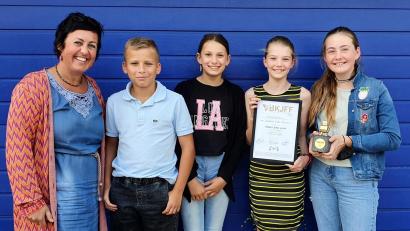 Bild: Egid Spies
Ganz stolze Filmmacher mit (von links) Betreuerin Elke Beer, Maximilian Fuchs, Annemarie Poh, Hanna Müllner und Fiona Beer.