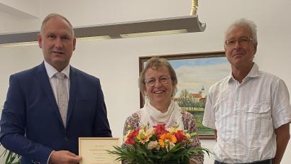 Bild: sei
Monika Puff (Mitte) begeht ihr 40-jähriges Dienstjubiläum im Rathaus. Stefan Diedl (links), geschäftsführender Beamter, und Bürgermeister Richard Kammerer (rechts) gratulieren mit Urkunde und Blumen.