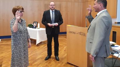 Bild: Lowak
Landrat Andreas Meier vereidigt die Nachrücker Karin Gesierich und Rainer Rewitzer.