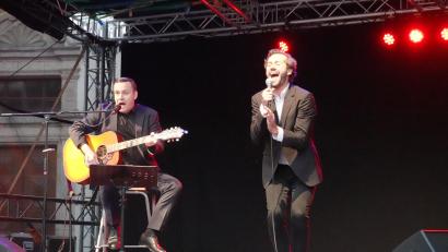 Bild: gac
Mit grandiosen Parodien, hier von Queens "Bohemian Rhapsody", und unglaublichen Geschichten wie der vom kalten Entzug nach der Wurstsucht (nicht einmal ein vitaminreicher Schweizer Wurstsalat war erlaubt) strapazieren Leonhardsberger (rechts) und Schmid die Zwerchfelle der Zuschauer.