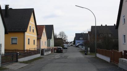 Bild: bjp
Sieben bis zehn Jahre Planungs- und Bauarbeiten dürften nach Bürgermeister Bernhard Stangls Einschätzung nötig sein, um die Steinbühl-Siedlung nachhaltig zu modernisieren.