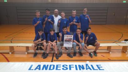 Bild: Thomas Gebele
Stolz präsentieren die Schüler der Dreifaltigkeits-Mittelschule ihre Bronzemedaille (stehend von links): David Schmeller (6b), Lenny Kulke (7a), betreuender Lehrer Thomas Gebele, Ibo Issa (6a), Andre Krause (7b), Tim Oberndorfer (8c), (sitzend von links) Dominik Koller (7b), Leo Cario (6a), Rus Juqi (7a), Nourallah Alshaas (6a) und Luai Khalaf (6b).