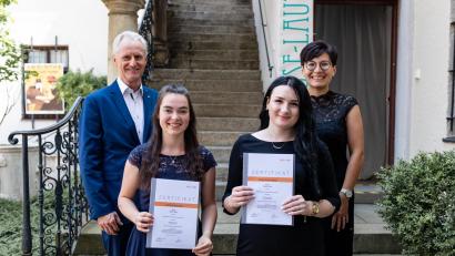 Bild: ABG GmbH Ina Wobker/exb
Maria Wazl aus Eslarn (links) und Sandra Lintl aus Moosbach (rechts) gehören zu den besten Bank-Azubis in Bayern. Darauf sind nicht nur sie selbst stolz, sondern auch Vorstandsmitglied und Direktor Robert Stahl sowie Ausbildungsleiterin Sandra Wildenauer-Näger von der Raiffeisenbank Neustadt/WN-Vohenstrauß.