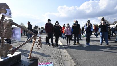 Archivbild: Petra Hartl
Das Impfskelett links im Bild zeigt schon: Bei der Demo von 150 Corona-Kritikern und Querdenkern am Dultplatz im Mai 2021 sollte wohl auch provoziert werden. Die Polizei stellte an diesem Tag drei Anzeigen aus – unter anderem wegen gefälschter Atteste wegen der Maskenpflicht.