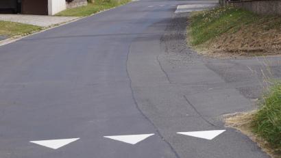 Bild: bkr
In Kulmain sind in der Schulstraße sogenannte Haifischzähne zur Sicherheit der Kinder aufgetragen worden, informierte Bürgermeister Günter Kopp. Die nicht amtlichen Kennzeichnungen sollen die Verkehrsteilnehmer zur Vorsicht mahnen.