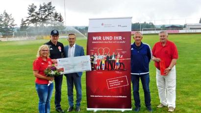 Bild: hai
Vorsitzender Manfred Porsch, stellvertretender Fußballabteilungsleiter Thomas Stock, Sparkassen-Zweigstellenleiter Edmund Wegmann und Fußballabteilungsleiter Werner Knappe dankten der stellvertretenden Vorsitzenden Angela Kreutzer (von rechts) mit einem Blumenstrauß für ihre Initiative.