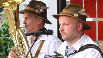 Bild: fjo
Mit Quetschn und Horn spielen, singen und reden sich Manfred Wild und Christian Müller (von links) als die "Zwei Schneidig'n" in die Herzen des Waidhauser Publikums.