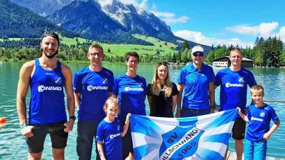 Bild: no
Abgekämpft aber glücklich am Ufer des Walchsees (von links): Sven Burger, Jürgen Übler, Nikkola Übler, Heike Uhl, Hans Loos und Stefan Übler; die Fahne des SVI halten Ida und Max Übler.