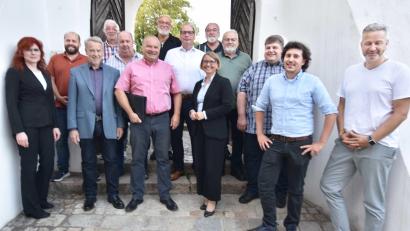 Bild: no
der Vorstand mit dem wiedergewählten Kreisvorsitzenden Manfred Lubrich (Mitte/rötliches Hemd und Mappe), der CSU-Bundestagsabgeordneten Susanne Hierl (rechts daneben), Illschwangs 1.Bürgermeister Dieter Dehling (3. von rechts) und dem stellvertretenden Vorsitzenden des CSU-Ortsverbands Illschwang Mathias Wenkmann (rechts).