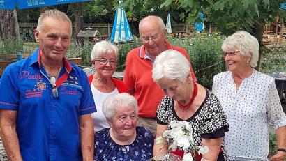 Bild: R. Kreuzer
AWO-Vorsitzende Hilde Zebisch gratuliert Christa Wladika zum 100. Geburtstag. Auch Freunde aus Weiden kamen, um mit Nichte Marion Herbig (Zweite von links) und der Familie zu feiern.