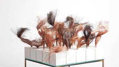 Bild: Giamario Pedroni - Sardinia Photo
Germogli Knospen 2018: So lautet eine Installation mit Eisen, weißem Zement und Kupferfäden.