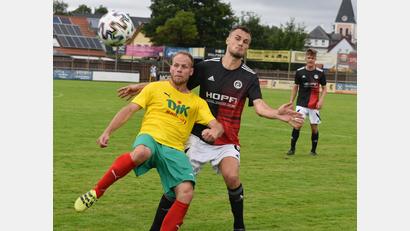 Archivbild: Gebert
Am Samstag beginnt für den SV Mitterteich die Landesliga-Saison 2022/23. Nicht dabei ist Mauricio Göhlert (rechts), der noch an einer alten Knöchelverletzung laboriert.