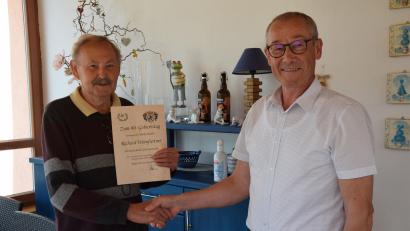 Bild: bö
Ein unterhaltsamer Mensch ist Richard Weinfurtner (links) auch mit 80 Jahren noch. Zu seinem Geburtstag gratulierte ihm Bürgermeister Erwin Geitner für den Markt Rieden.