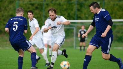 Archivbild: mhs
Ab durch die Mitte: Florian Weingärtner (Mitte) und die Aufsteiger aus Dieterskirchen werden auch beim Auftaktderby in Pertolzhofen an ihrer unbekümmerten Spielweise festhalten.
