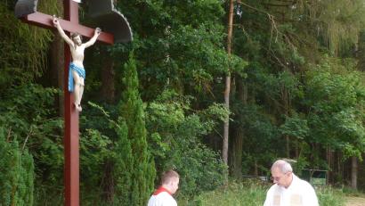 Bild: u
Auf Initiative der Weiherer Dorfgemeinschaft wurde das „Rote Kreuz“ am Blaubergweg restauriert. Der Abschluss der Sanierung wurde mit einem von Stadtpfarrer Johann Hofmann zelebrierten Feldgottesdienst, der Segnung des Kreuzes und einem gemütlichen Beisammensein gefeiert.
