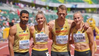 Bild: Michael Kappeler/dpa
Die deutsche Mixed-Staffel mit (von links) Patrick Schneider, Alica Schmidt, Marvin Schlegel und Corinna Schwab scheiterte im Vorlauf.