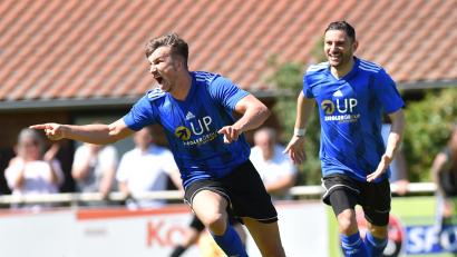 Archivbild: A. Schwarzmeier
Nico Argauer (links) erzielte in der abgelaufenen Saison 14 Treffer für die SpVgg SV Weiden, wurde mit ihr Meister in der Landesliga Mitte und stieg mit ihr in die Bayernliga auf. Zur neuen Saison kehrte er nun zum SC Luhe-Wildenau in die Bezirksliga zurück.
