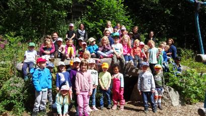 Bild: njn
Fröhliche Gesichter beim Waldtag des Regenbogen-Kindergartens.
