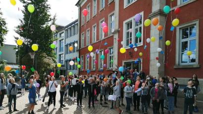 Bild: Manuela Borkowski/exb
Beim Schnuppernachmittag am Luisenburg-Gymnasium stiegen auch bunte Luftballons mit Wünschen fürs neue Schuljahr in den Himmel.