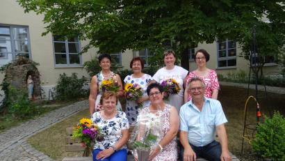 Bild: Daniela Donhauser/exb
Ehrungen standen im Marienheim auf der Tagesordnung (hintern von links): Ekaterina Wolf, Elena Merkel, Sylvia Wering und Pflegedienstleiterin Susanne Frey. Vorne von links: Ursula Slominski, Elisabeth Fertsch und Heimleiter Wolfgang Rattai.