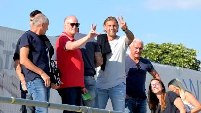 Bild: Werner Franken
Peace, Freunde: Hannes Beer (links), der ehemalige Sportliche Leiter, und Ex-Trainer Andreas Scheler ließen sich den Bayernliga-Auftakt der SpVgg SV Weiden bei der DJK Gebenbach nicht entgehen.