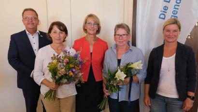 Bild: usc
Im Beisein von Bürgermeister Martin Preuß (links) und Sabine Schröther vom Kreisjugendamt (rechts) ehrte Brigitte Breitfelder (Mitte) Mitarbeiterin Christa Schuster (Zweite von links) und Bärbel Grützner (Zweite von rechts).
