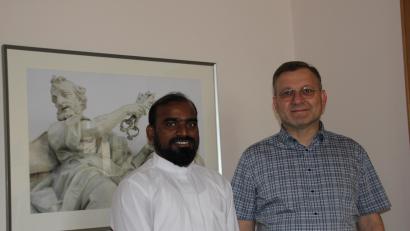 Bild: ads
Pfarrer Markus Brunner (rechts) freut sich, mit Kaplan Suresh Babu Kanumuri aus Indien erstmals einen Kaplan aus der Weltkirche in St. Georg Amberg begrüßen zu können.