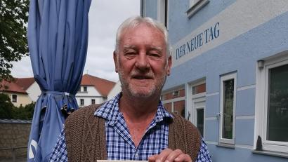 Bild: Portner
Stolz präsentiert Autor Manfred Hirschleb beim Besuch in der NT-Redaktion Oberviechtach seine Trilogie der Oberpfälzer Psychothriller.