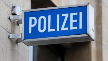 Symbolbild: Jan Woitas/dpa-Zentralbild/dpa/Symbolbild
Ein LED-Leuchtkasten hängt an einem Polizeirevier.