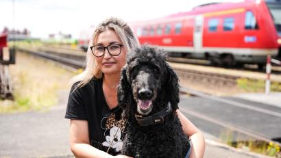 Bild: Gube, Marina
Marina Osowski und Charlie am Bahnhof in Weiden.