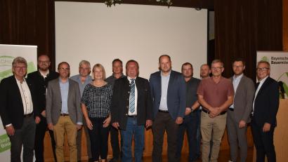 Bild: hcz
Josef Fütterer (Mitte, rechts von Kreisbäuerin Josefine Kick) steht weiterhin an der Spitze des Kreisvorstands des Bayerischen Bauernverbands.