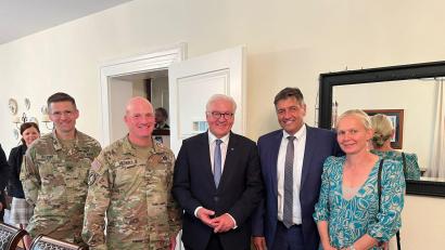 Bild: sne
Bundespräsident Frank-Walter Steinmeier (Mitte) erkundigte sich in Grafenwöhr auch bei Bürgermeister Edgar Knobloch und seiner Frau Gabi (Zweite von rechts) über das Zusammenleben zwischen Deutschen und Amerikanern.