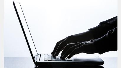 Symbolbild: Silas Stein/dpa
Gleich mehrere Fälle von Kriminalität im Internet meldet die Polizei Schwandorf.