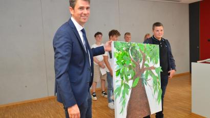 Bild: dob
Mit einem Wunschbaum beschenkten die Schüler den neuen Konrektor Michael Neumann, der sich schon richtig wohl an der Pfalzgraf-Friedrich-Mittelschule fühlt.