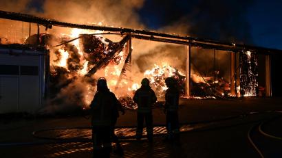 Bild: gf
In Engelsdorf hat es am Sonntagabend einen Großbrand auf einem Bauernhof gegeben.