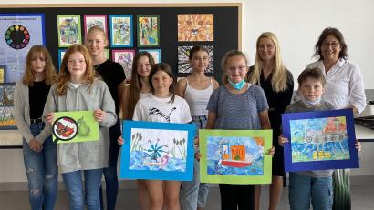 Bild: Eva Plössl/exb
Waren beim Europäischen Wettbewerb erfolgreich: Rebecca Höreth, Anna Hausmann, Studienrätin Verena Götz, Elisa-Marie Kurzwart, Anne Bäumler, Juna Straller, Franziska Rankl, Fachlehrerin Bettina Selch, Xaver Lang, Realschuldirektorin Hannelore Reil-Heining (von li).