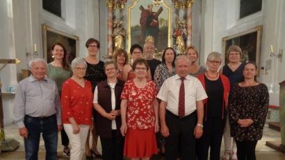 Bild: amö
Treue Chorsänger wurden ausgezeichnet. Emma Hildebrand (vorne Dritte von links) ist seit 60 Jahren dabei. Rechts daneben Berta und Hans Bock.