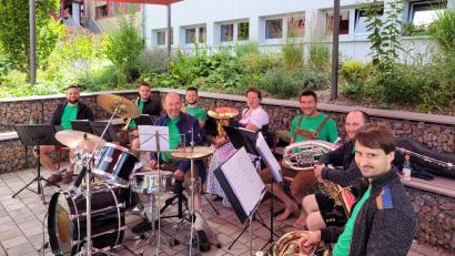 Bild: Birgit Plößner/exb
Die "Verblecher" sorgten beim Sommerfest in der Realschule im Stiftland für Musik und Stimmung.