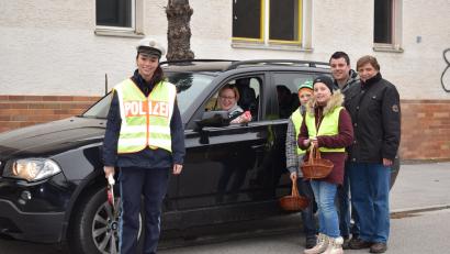 Bild: bnr
Die Ortsverkehrswacht Trausnitz will Sicherheit im Straßenverkehr. Mit Aktionen macht sie die Menschen aufmerksam – wie etwa im Bild mit einer Oster-Überraschung unter anderem von Vorsitzendem Johann Danzl und Stellvertreter Gerhard Hausknecht (rechts).