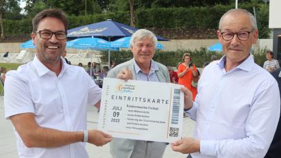 Bild: Michael Rabenhofer
Architekt Markus Maier übergibt die Spende stellvertretend für das gesamte Sanierungsteam an Riedens Bürgermeister Erwin Geitner.