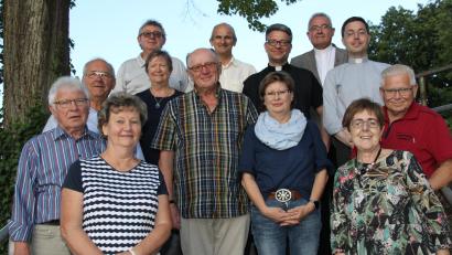 Bild: ads
Das Vorstandsteam des neuen KAB-Kreisverbands Amberg-Sulzbach mit (vorne von links) Paul Wied, Jochen Weiß, Gabi Büttner, Gisela Illner, Franz Hirmer, Hildegard Zimmer-Sperl, Hermine Knauer und Martin Paulus sowie (hinten von links) Peter Pilz, Josef Kotz, KAB-Präses Pfarrer Michael Jakob und sein Stellvertreter Dieter Gerstacker. Diözesanpräses Stefan Rödl gratulierte.